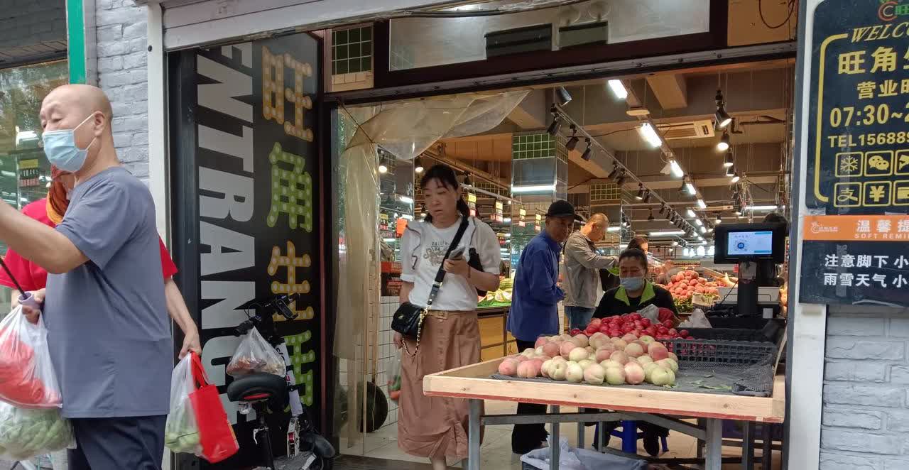 坐标吉林市。昨天下午我到超市购物，在我走出超市门口的当儿，只见一名中年男子骑着个