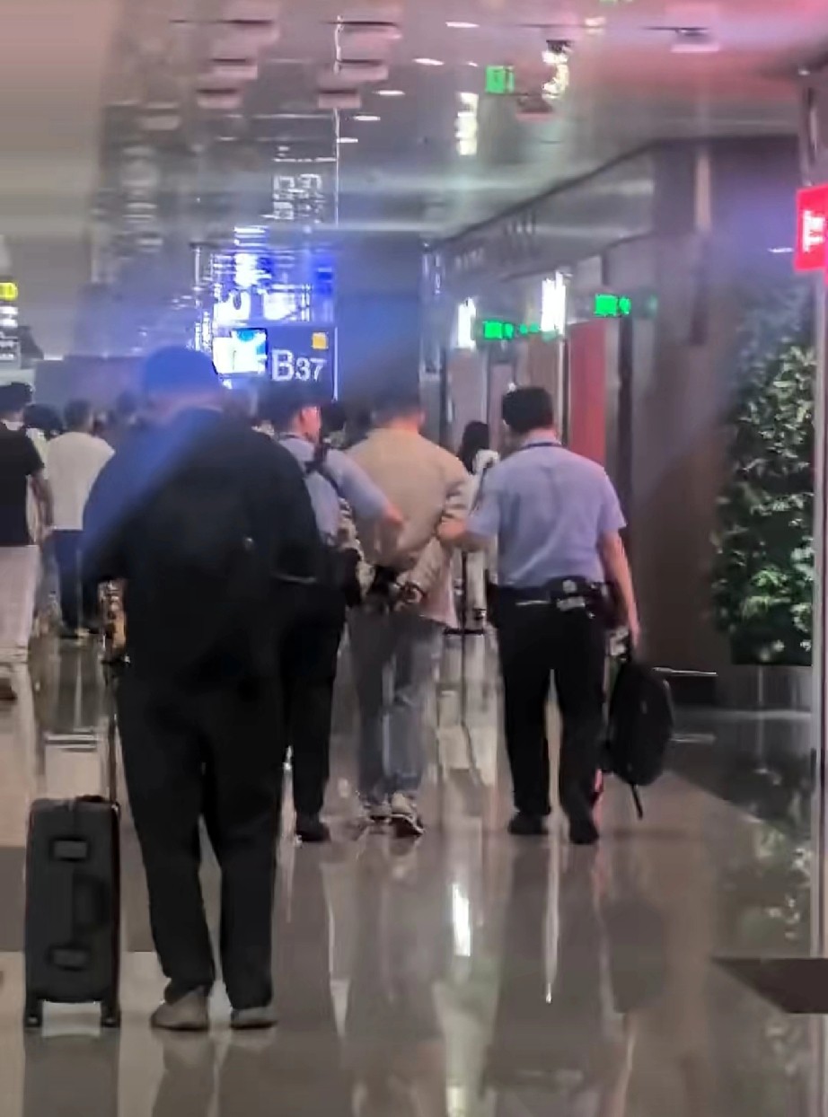 这接待规格真高，上背铐了！
感觉不是车圈的事儿吧。直接上飞机抓人，这很严重的了。