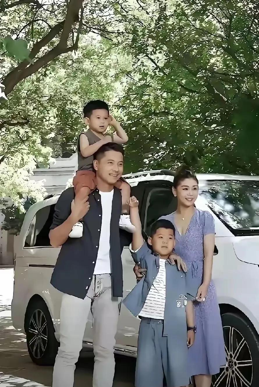 李小萌王雷一家人，好幸福啊！
两口子堪称娱乐圈中的最干净的明星夫妻，而且没有明星