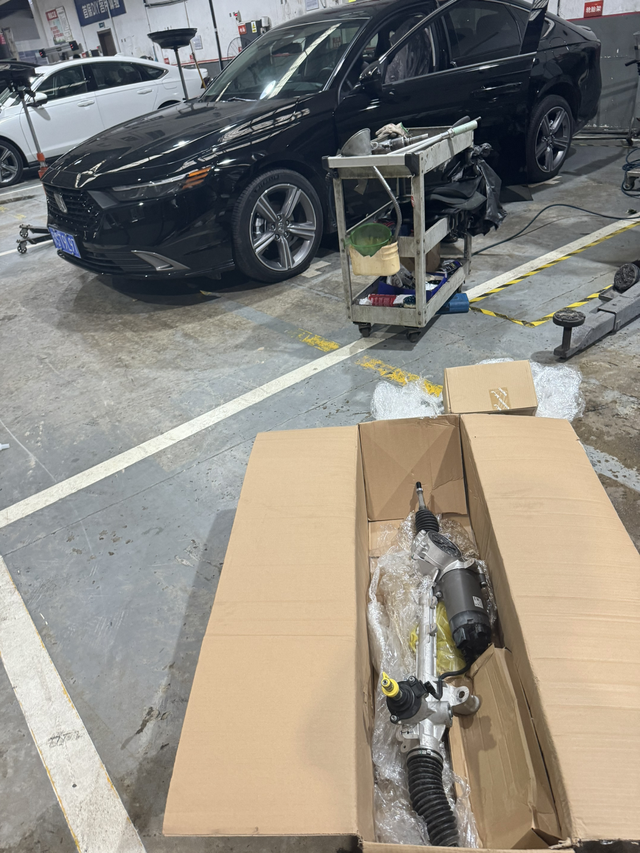 一个买不吱声全是坑
一个月前，我满心欢喜地从经销商手中接过了那辆崭新的汽车，它时