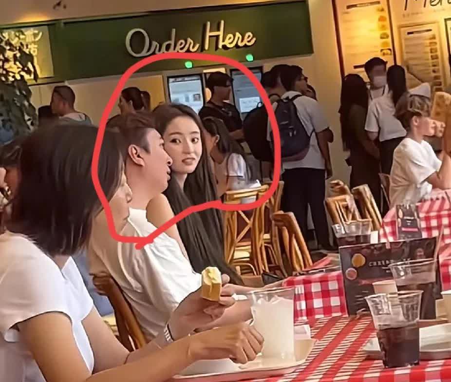 不查不知道，一查吓一跳啊！
王思聪有这么多女朋友！！！
目前37岁下巴后缩，