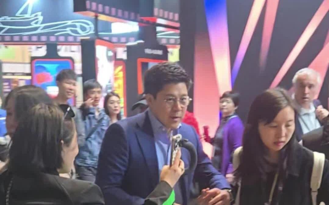 霍启刚出席活动被围堵





霍启刚被“粉丝”贴身搂腰合影？豪门贵公子被迫营业