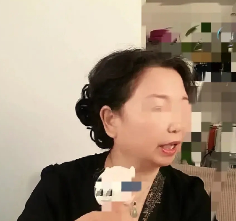 大娘说话又再一次把自己出卖，暴露自己的秘密。

大娘直播，她说她是63年的，属兔