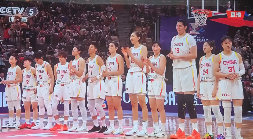 论实力本该拿下这场比赛，结果输给了运气。
怎么也没想到，女篮会止步半决赛，以81