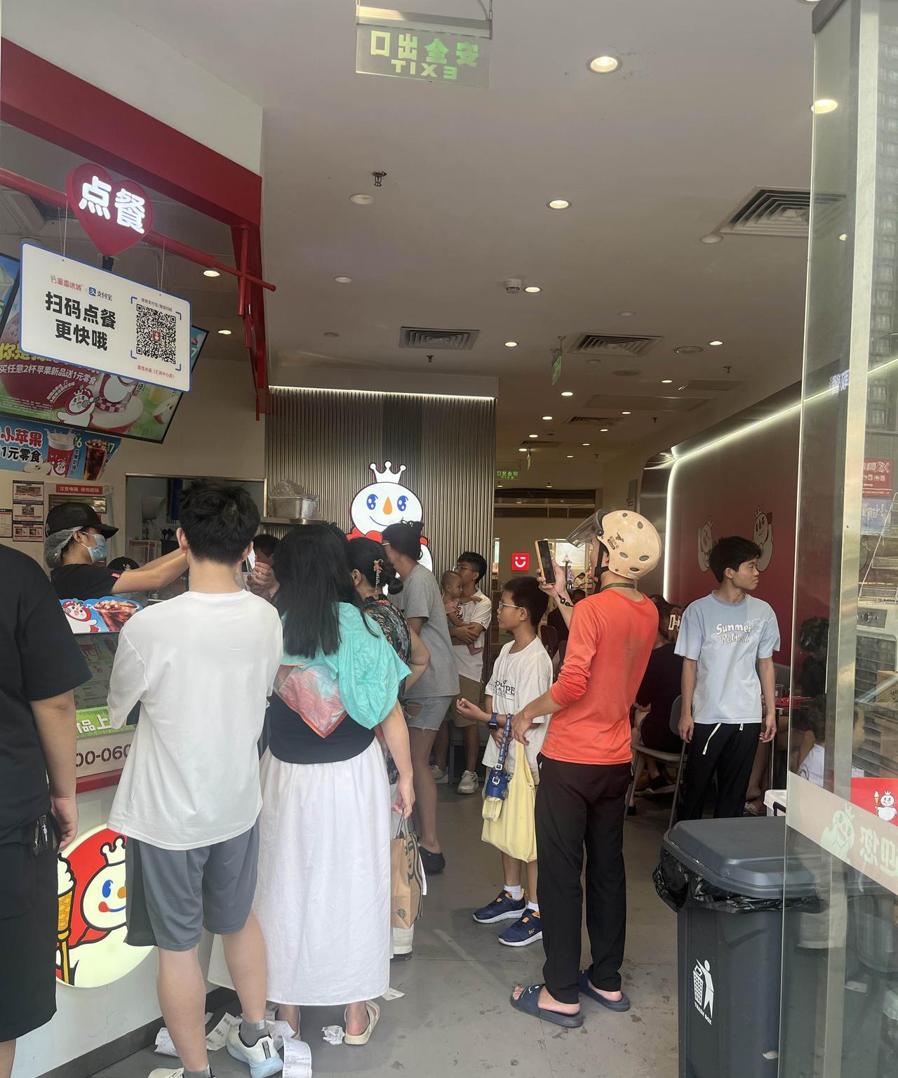 也不知道中国人的奶茶情缘是什么时候被养成的，现在不管小孩，大人还是老人，只要出门