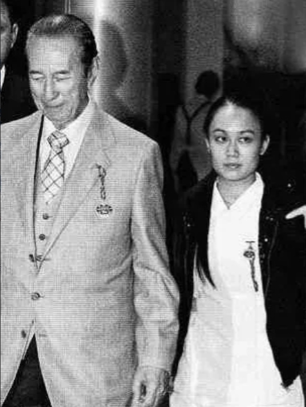 2008年，86岁的赌王何鸿燊看上了自己的私人看护郑咏诗，希望娶她做五太，几房太