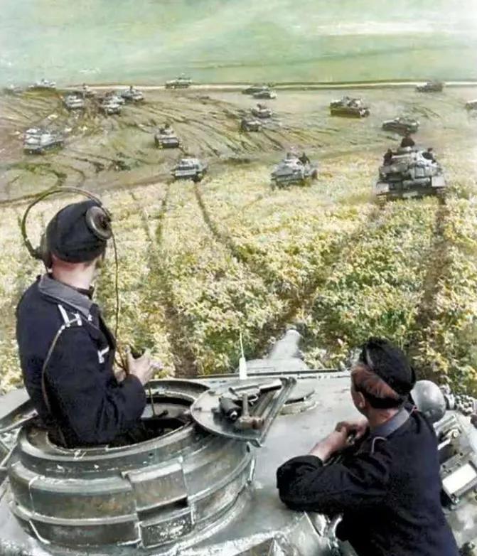 1942年夏，德军一支装甲部队，从苏联人的农田里压过，好好的庄稼算是毁了。坦克顶