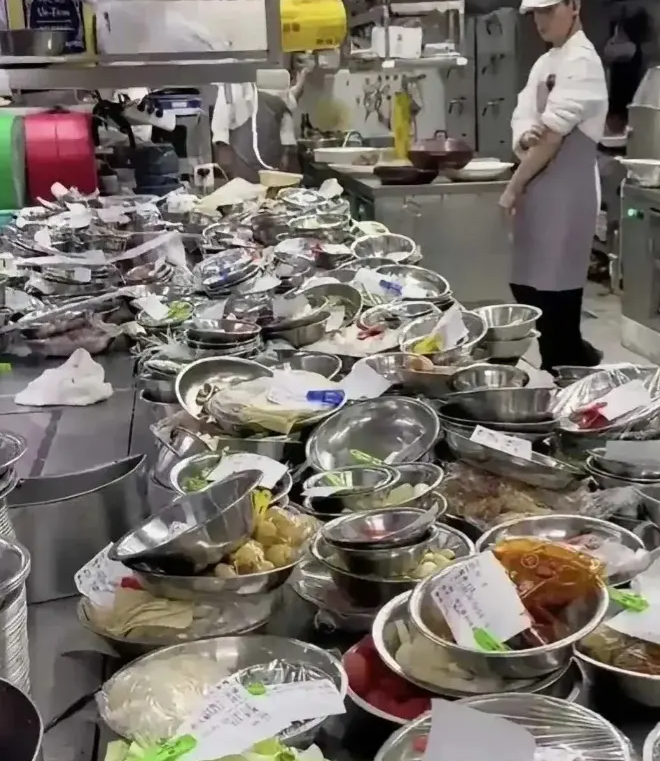 10个厨师分分钟就搞定。