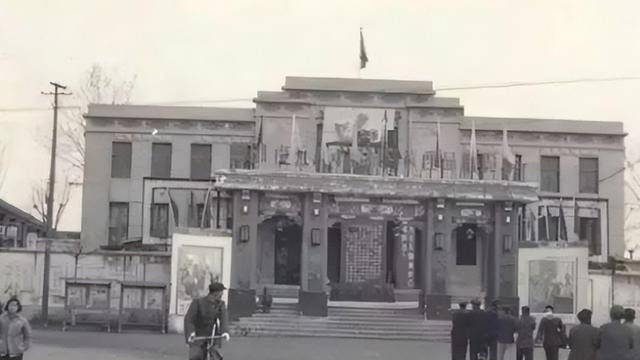 王振武为救李克农，将其带到国民党办事处：跟紧我，别说话