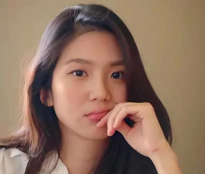 这位台湾美女作家比侯佩岑还要勇气可嘉，她：“民国已不存在，台湾是中国的一个省份。