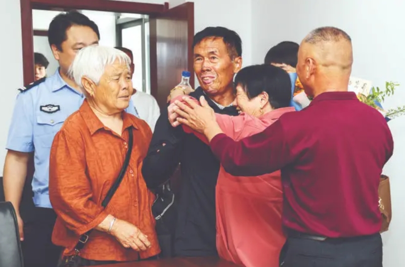 【兄妹相认】6月11日，70岁的李先生在家人的陪伴下，专程从河南省鹤壁市赶到浙江