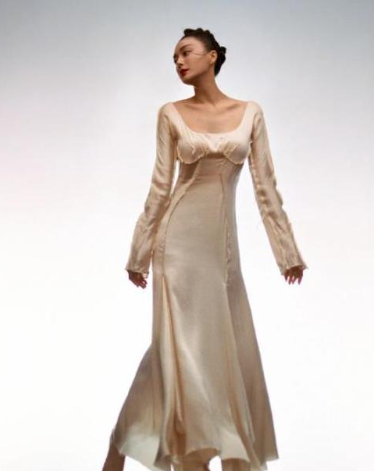 一件纯色的长裙穿在身上，也可以呈现出高级感