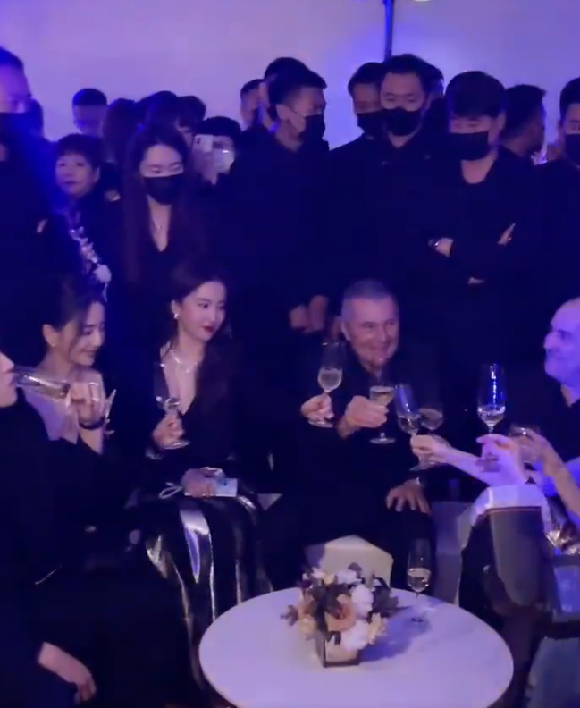 刘亦菲这样的大明星，在酒桌上一样得恭恭敬敬！