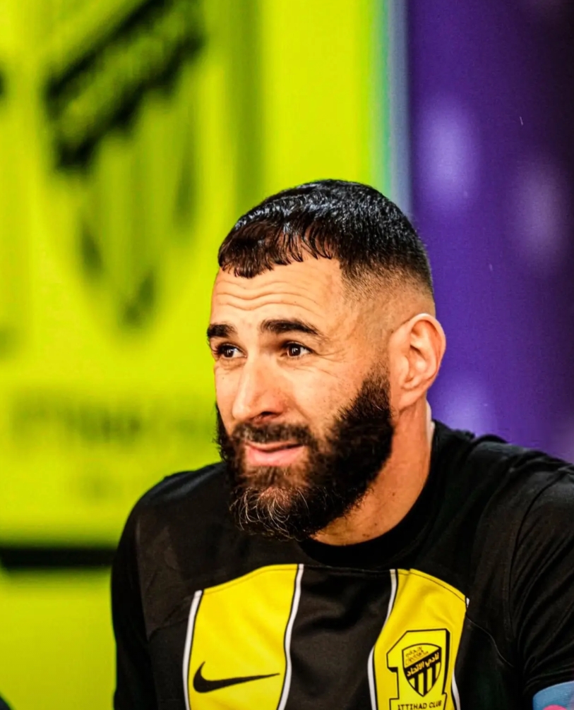 法国队报的消息 ：卡里姆·本泽马拒绝为吉达联合出战，并在比赛开始前几个小时宣布了