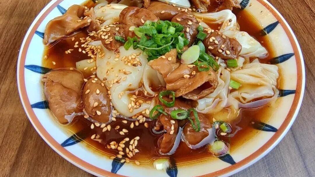 没想到广州这家自称食粉专家的小店，陈村粉果然有D料！