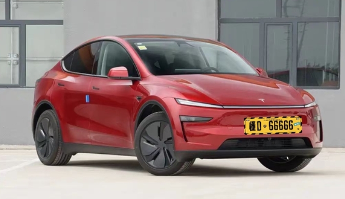 特斯拉Model Y L亮点：
①特斯拉Model Y L的售价为33.9万元，