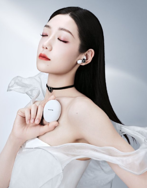 希林娜依高反差感造型，也是很百变的造型！