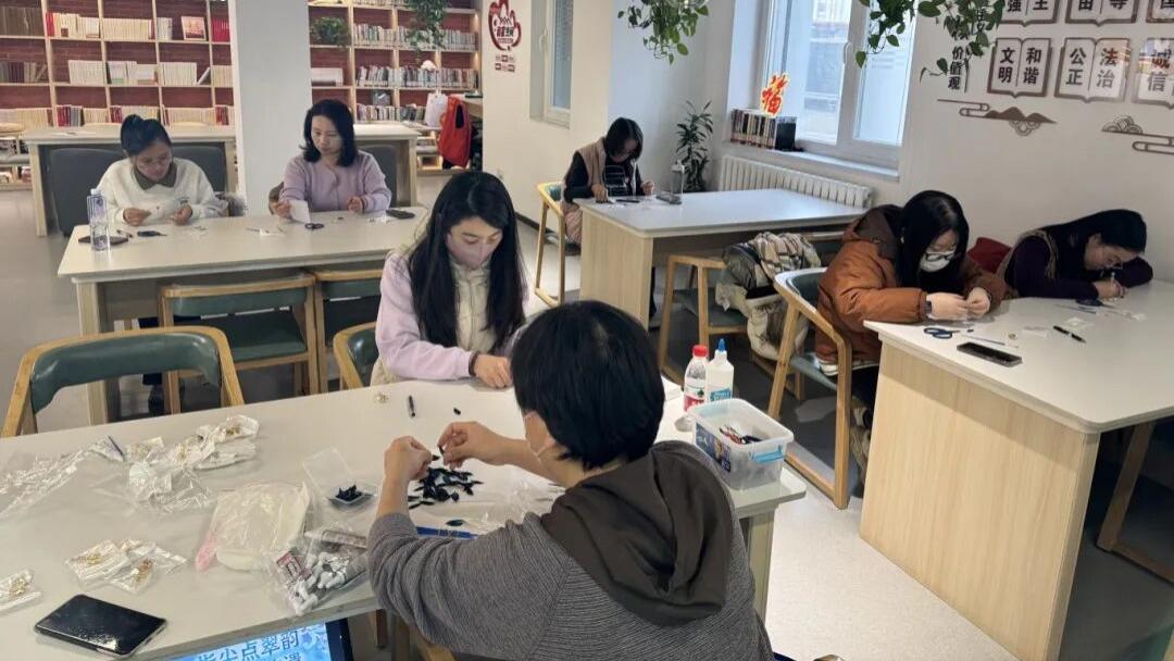 鲁谷楼宇巧娘工坊成功举办非遗仿点翠技艺学习课程