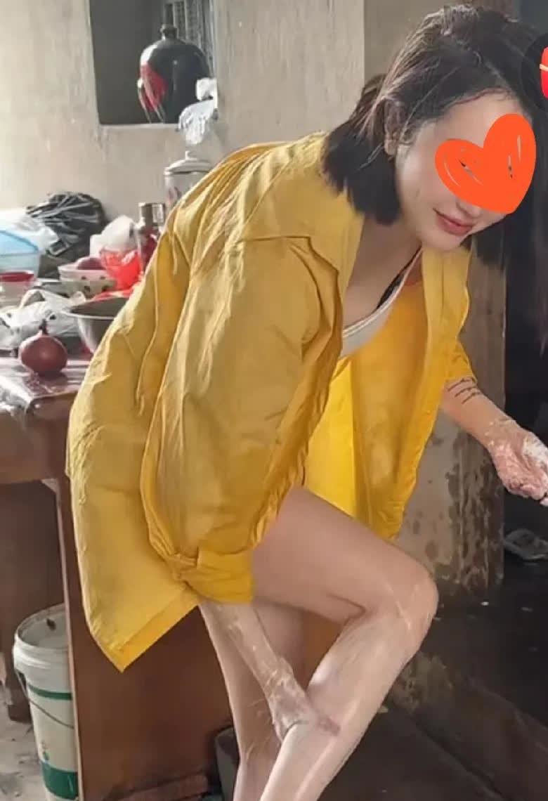 女子洗个腿脚都是那么的丝滑，这样的展现怎能不吸引住大众的眼球呢，这就是美丽的风景