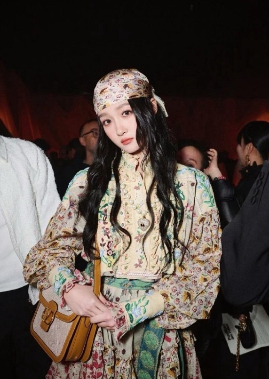 关晓彤和华伦天奴到期应该也不续约了