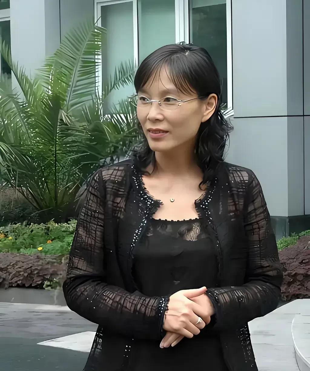 杜建英跟着娃哈哈走了几十年，说是看着宗馥莉长大的都不为过。
当年小姑娘在美国，吃