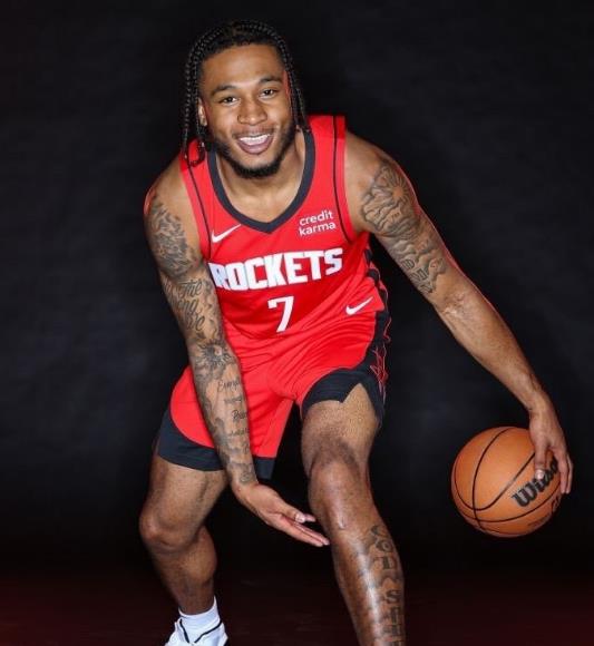 客场挑战雷霆队，作为火箭队首发前锋的惠特摩尔表现非常不错，本场比赛他砍下了火箭队