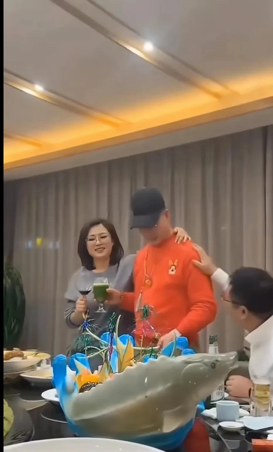 赵本山徒弟王小虎和妻子张可这对夫妇太让人羡慕了。别看他其貌不扬，可事业发展相当不