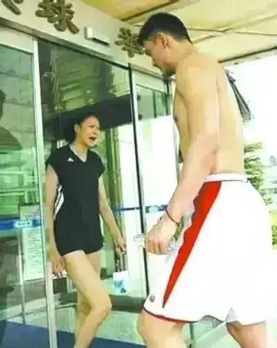 这张照片拍摄于1998年，这是18岁的姚明和17岁赵蕊蕊擦肩而过时的情景。就是因