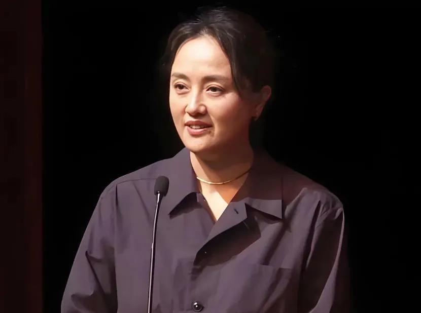 朱媛媛在感情上还是很顺遂的，1993年跟辛柏青恋爱，到2025年离开，都没有换过