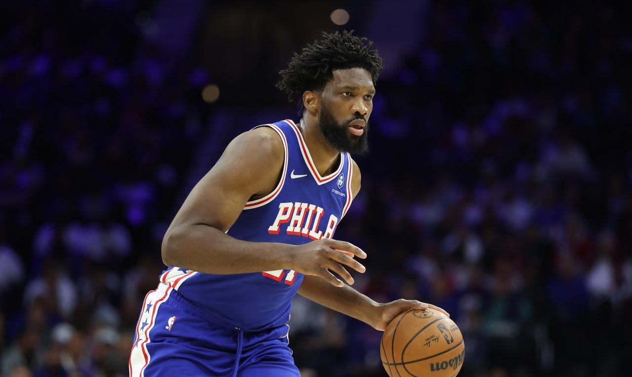 76人可能在讨论交易恩比德？
76人加时险胜奇才，打摆烂的奇才队打得这么艰难，并