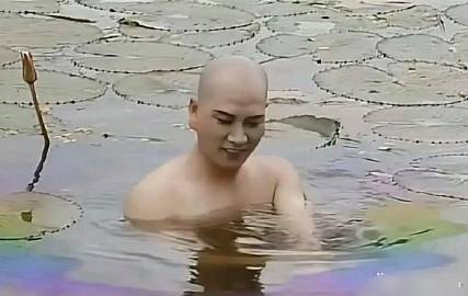 西游记中唐僧洗澡的时候是为了拍出佛光的感觉，但不好搞，于是加了汽油 ​​​