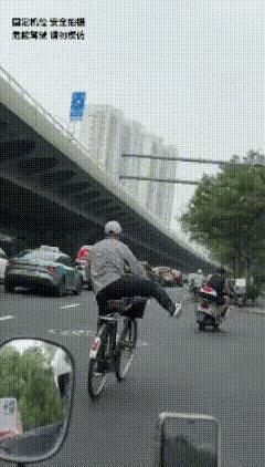 看大爷一把年纪了还能在自行车上玩出这般花活，估计四十年前也是一个玩家。