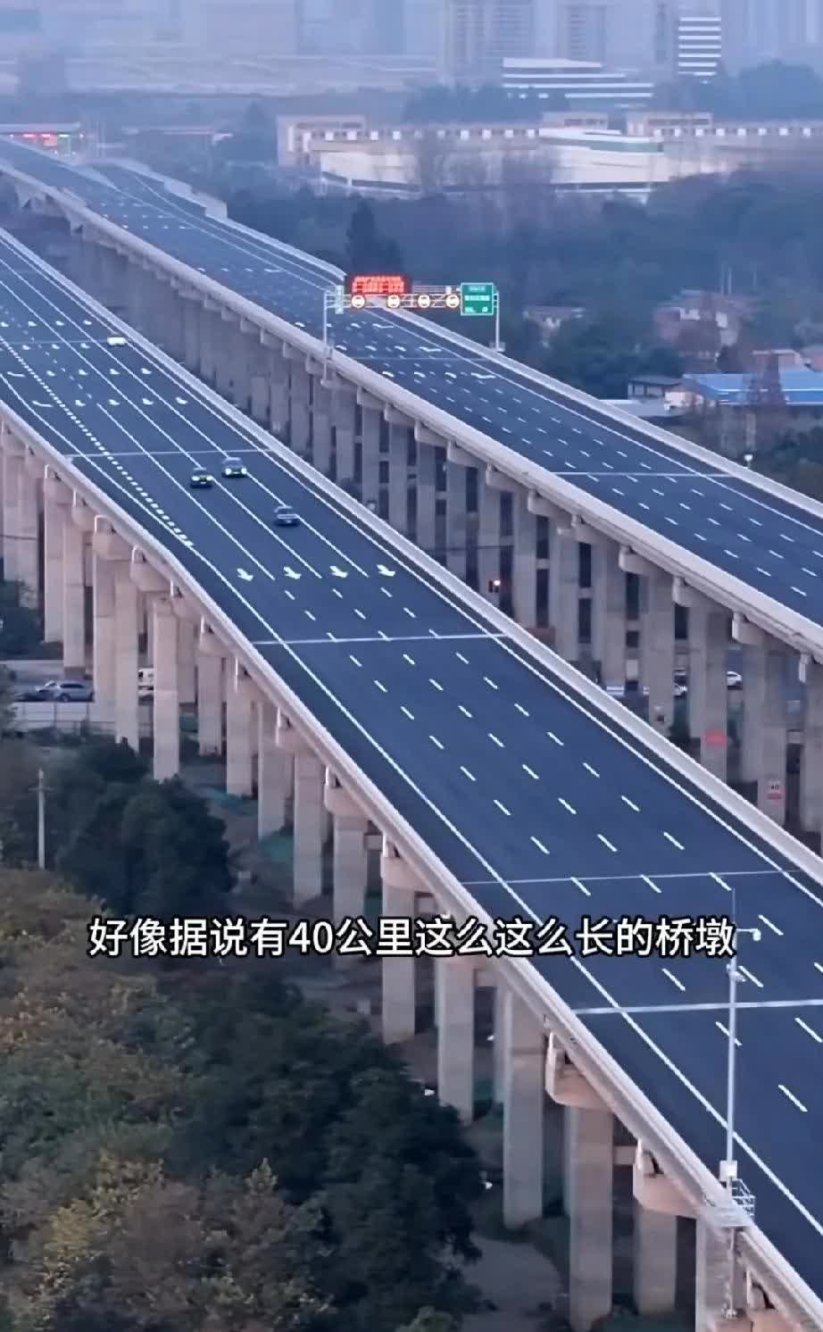 近日，有网友吐槽，成都到绵阳的第二复线，据说长达40公里，而这40公里都布满了密