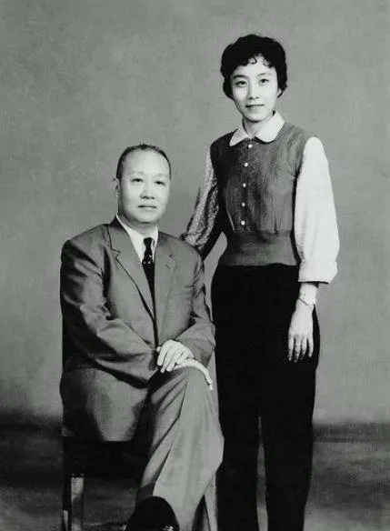 1918年，在梅兰芳、杨小楼等人的催促下，新郎官荀慧生迫不及待地掀开新娘的盖头，
