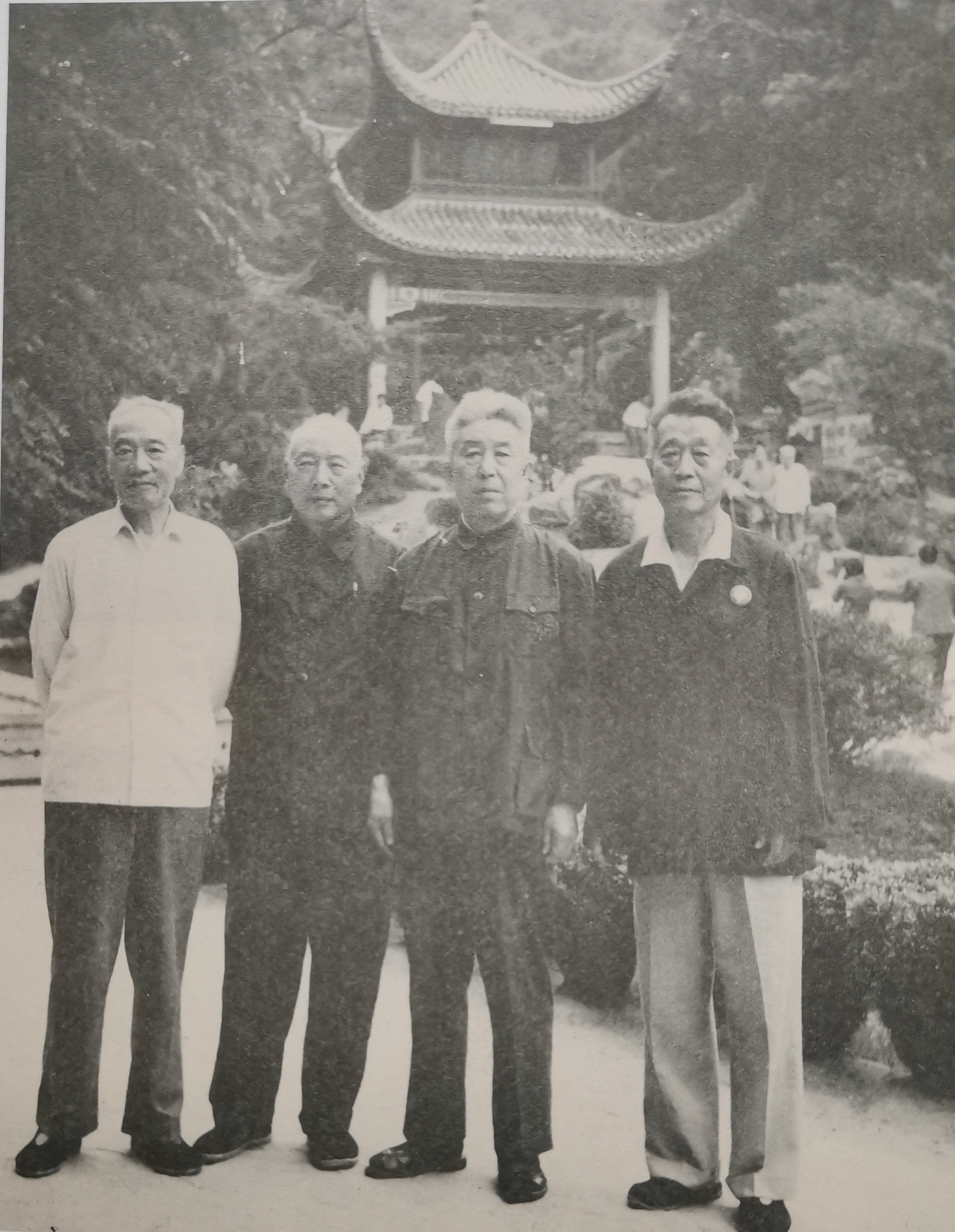 1973年，4位原国民党高级将领在长沙岳麓山爱晚亭合影。左一是侯镜如，曾是国民党