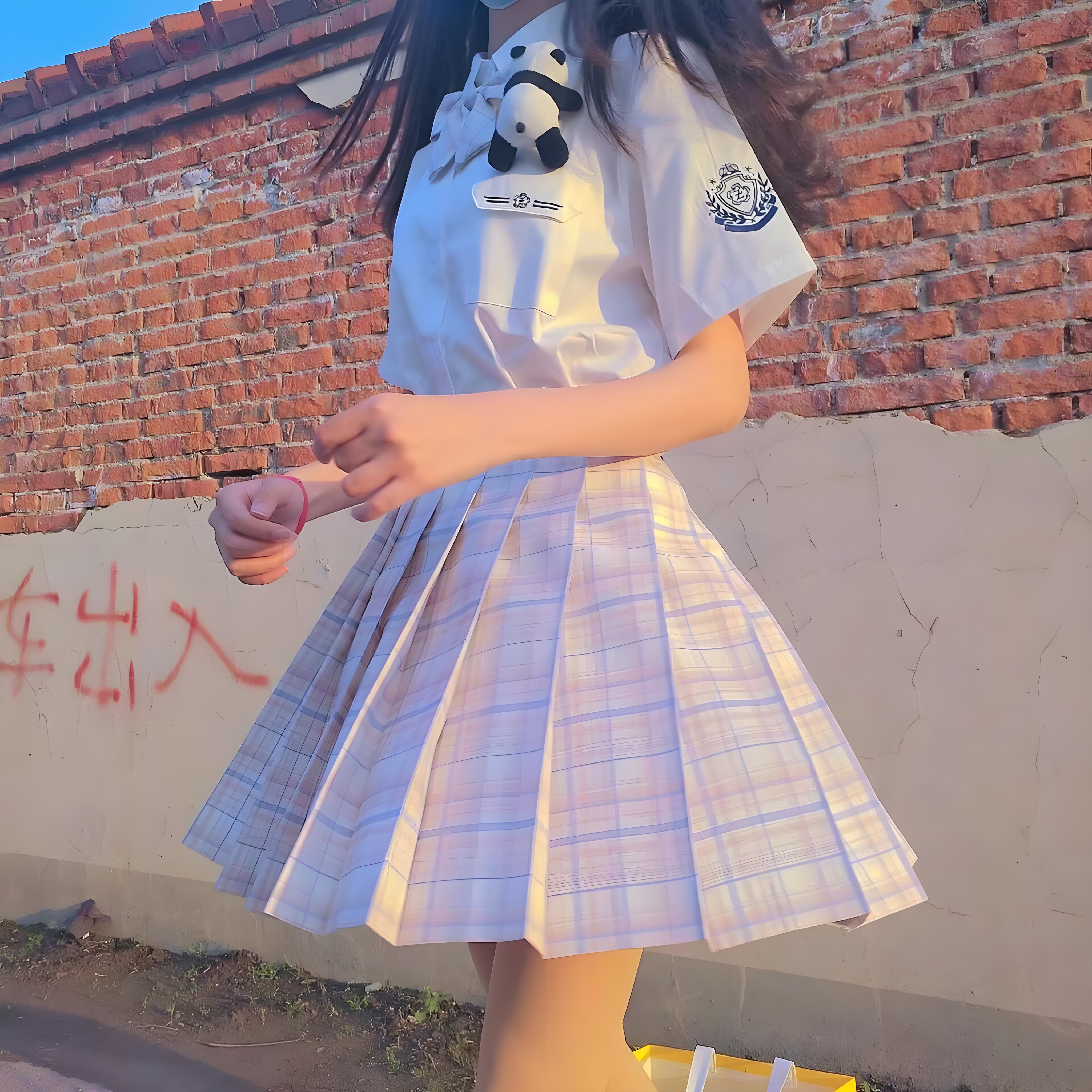 在蝉鸣结束前，把夏天的风藏进百褶裙里好了！