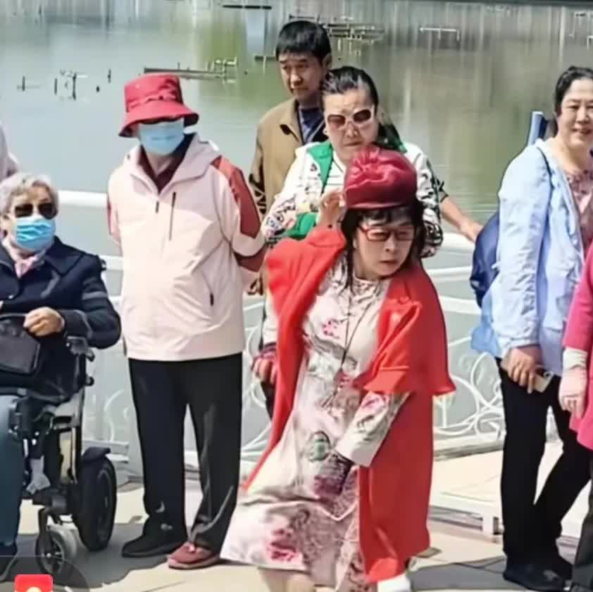 这个天津的花姐这么好意思吗？她难道不看评论吗？
  天津花姐这事儿挺迷的。她在