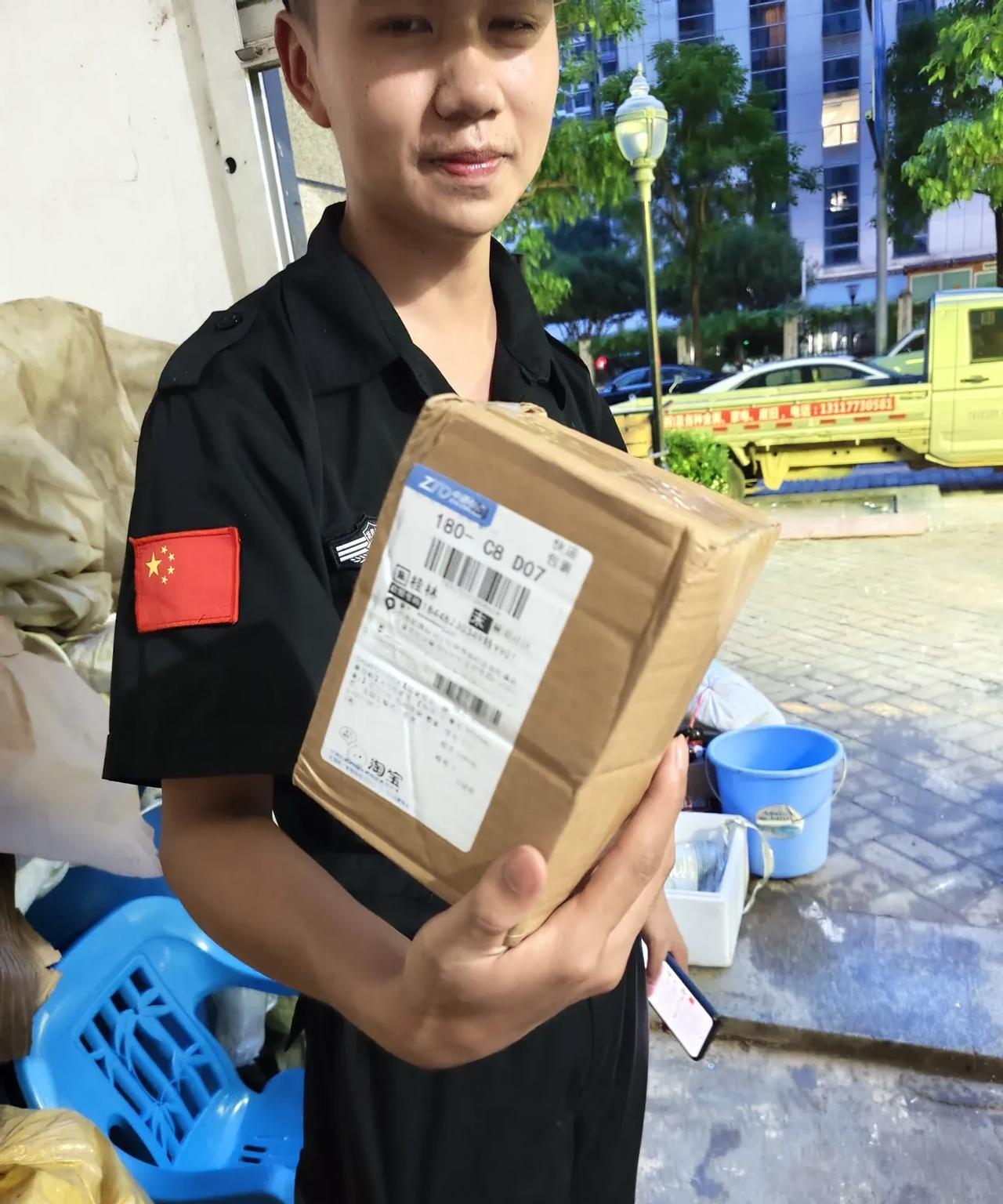 下班刚到小区门口，突然接到女儿电话，让我帮她去取快递。
我去快递站，取了三个快递