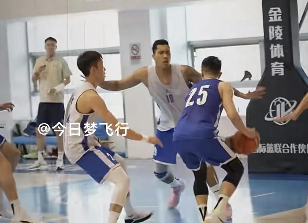 王少杰上演空接单手劈扣！
在北京队备战全运会的公开训练课上，王少杰接方硕传球，面