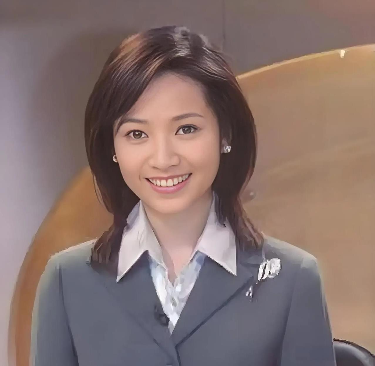 侯佩岑说：结婚后，我发现老公耳朵有问题，因为他完全听不见我讲话。而且我老公也反复