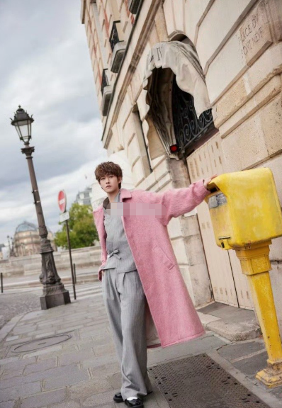 眼神里的澄澈感与造型形成了有趣对比。既有少年般的明亮，又带着时尚达人的从容。这种