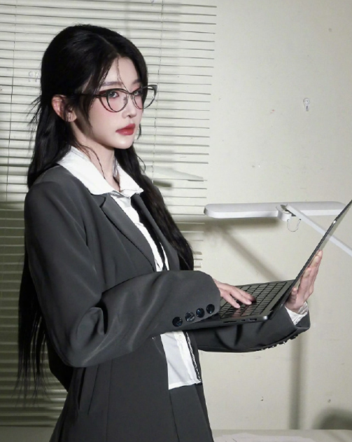 周诗雨生日会西装大片，风格还是很百变的！