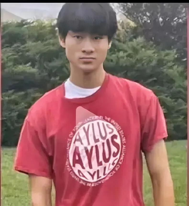 这个孩子不知道是宗继昌还是宗继盛，长得和宗馥莉一模一样。
老宗头（宗庆后）平时看
