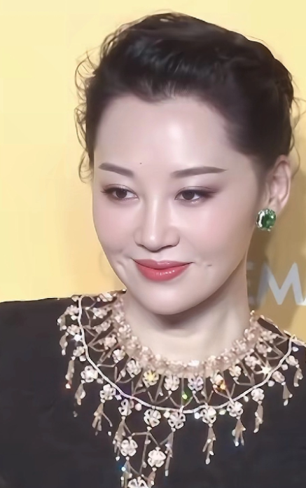 许晴真的美到让人惊叹！都56岁了，皮肤还紧致细腻得像小姑娘。