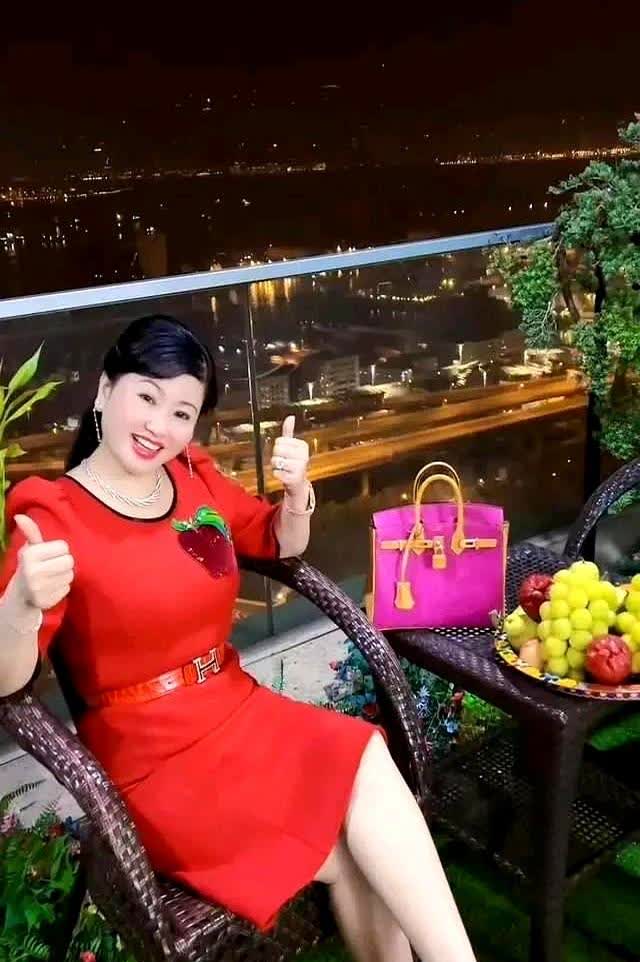 蔡天凤在家里是老大，还有两个妹妹，从照片可以看出，不仅蔡天凤妈妈风韵犹存，50岁