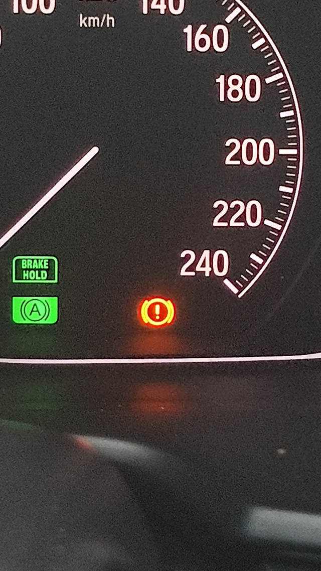 被前车倒车碰了一下
看了一下也没伤油漆，就算了，结果车开出一段路之后显示碰撞缓解