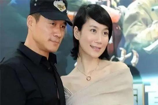 温峥嵘自曝与初恋老公携手20余年，从校服到婚纱，儿子已6岁。她直言爱情虽会老去，