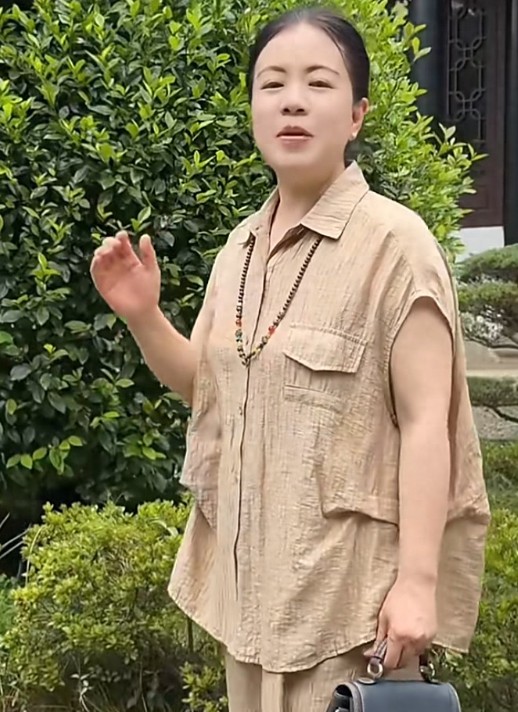 许妈姚爸依然是追真不放弃，现身景区宣传家乡美景的许敏太有气质了吧。
 
如果孩子
