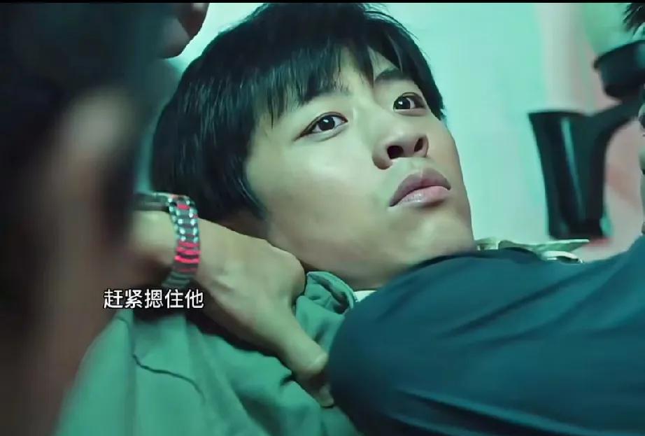 《扫毒风暴》林强峰揪内鬼，杨威摸枪，队友慌忙把他摁在墙上！
林强峰故意演戏抓内鬼