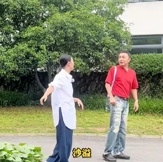 该说不说，惠英红这句话的杀伤力太大了！
本来呢，她和小尼正乐呵呵的和路人打招呼，